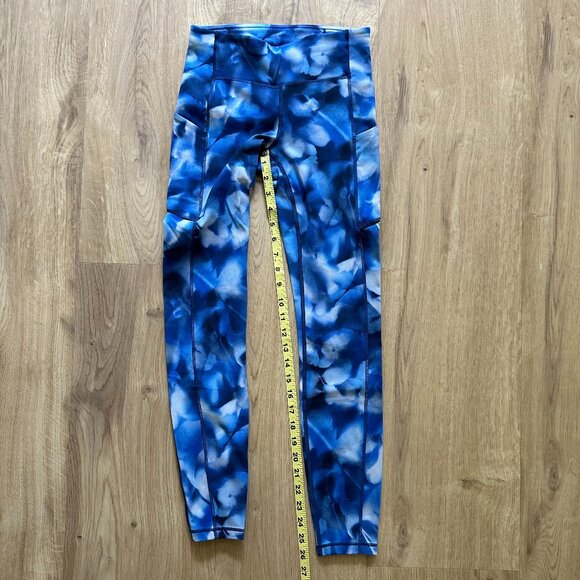 Lululemon Fast and Free High-Rise Tight 25" in blue/white cloud print, Size 4 - Picture 2 of 5